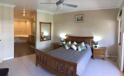 Huge House On The Grand Canal - Darwin Holiday 1