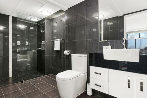 Cairns Luxury Seafront Apartment - Darwin Holiday 6