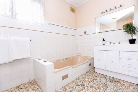 Best Central House â€“ Sleeps 11 - Darwin Holiday 7