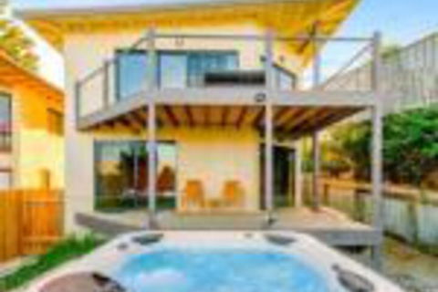 Achilles - Darwin Holiday 0