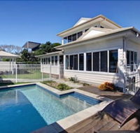 Away on Seaview Street - Darwin Holiday