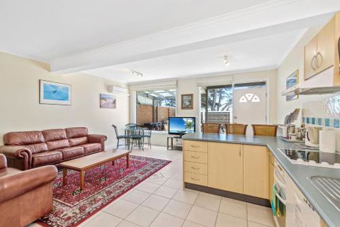 Black Dolphin Waterfront Apartment - Darwin Holiday 1