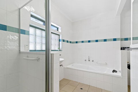 Black Dolphin Waterfront Apartment - Darwin Holiday 3