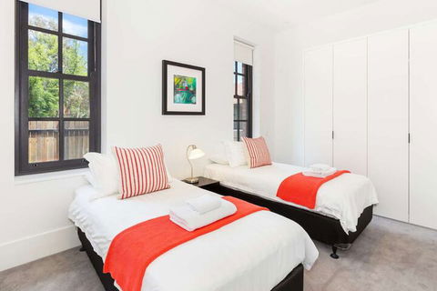 Class, Style And Location In Carlton - Darwin Holiday 5