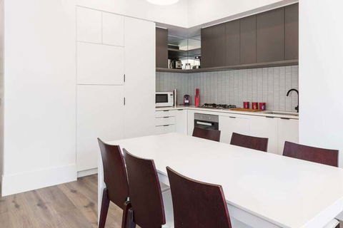 Class, Style And Location In Carlton - Darwin Holiday 3