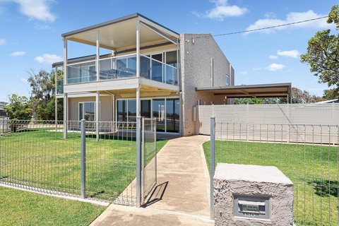 Pearl By The Sea - Darwin Holiday 1