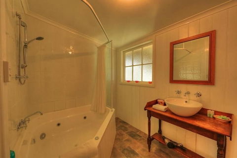 Grace's Spa Cottage - Darwin Holiday 3