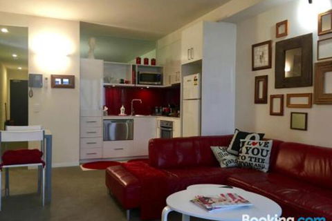Quiet Laneway Apartment Near Bourke St. Mall - Darwin Holiday 0
