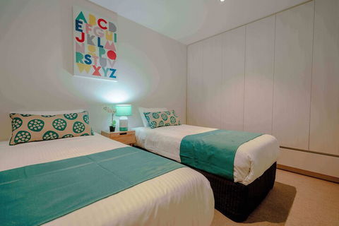 Absolute Collins - Darwin Holiday 7