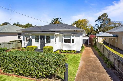 The Lighthouse - Darwin Holiday 0