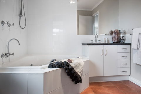 Accolade - Darwin Holiday 3