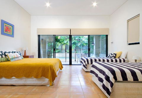 2 / 22 Stevens - Darwin Holiday 6