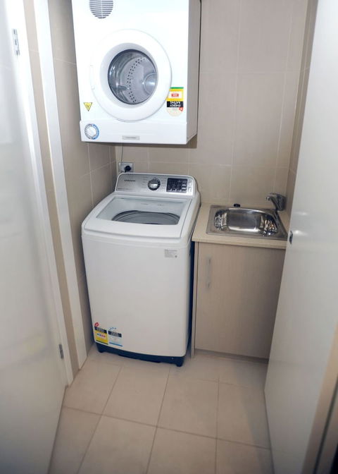 Surfers Paradise Suite With Pool And Spa - Darwin Holiday 4