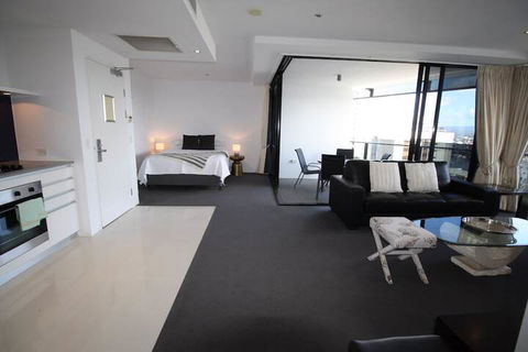 Cavill Avenue Luxury Private Apartments - Darwin Holiday 1