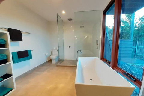 Amazing Unique Five-Star Waterfront Retreat - Darwin Holiday 6