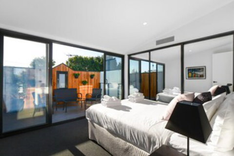 Boutique Stays County Down Port Melbourne - Darwin Holiday 0