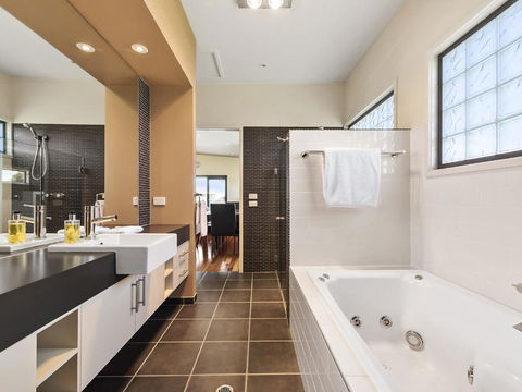 Apollos - Darwin Holiday 2