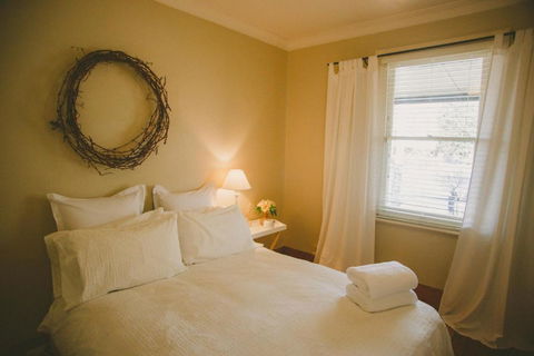 Apple Cottage Orange NSW - Darwin Holiday 5