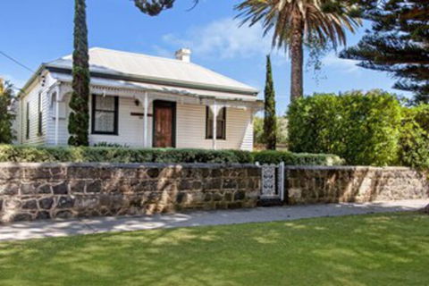 Beauvais - Darwin Holiday 0