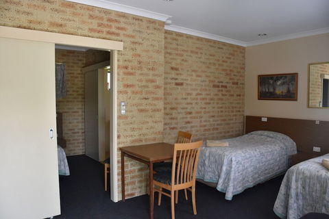 Valley Views Motel & Chalets - Darwin Holiday 2