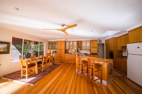 The Tree House. Treetop Living Near The Ocean Coolum Beach QLD Australia - Darwin Holiday 3