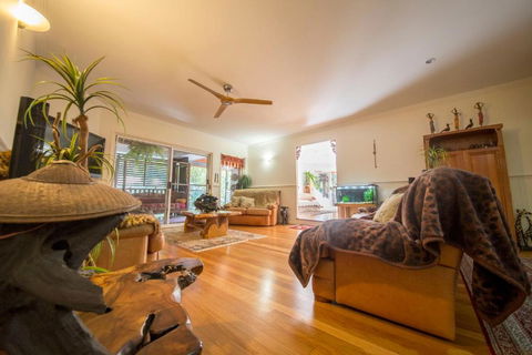 The Tree House. Treetop Living Near The Ocean Coolum Beach QLD Australia - Darwin Holiday 4