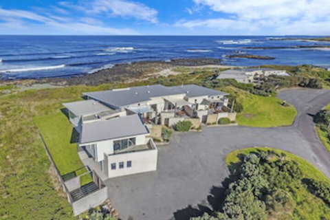 HEARNS BEACHSIDE VILLA 2 - Darwin Holiday 0