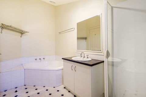 Johanssons Perch 2 - Darwin Holiday 0