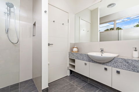 Connolly - Darwin Holiday 0