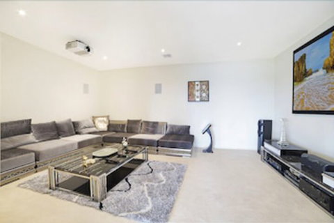 Jolong Park Clubhouse - Darwin Holiday 7