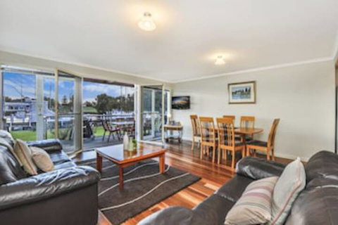 JOHANSSONS PERCH No. 1 - Darwin Holiday 0