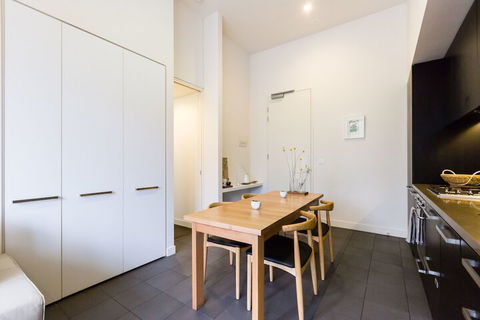 GEORGE, 1BDR North Melbourne Apartment - Darwin Holiday 2