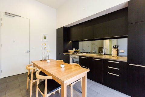 GEORGE, 1BDR North Melbourne Apartment - Darwin Holiday 3