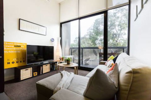 GEORGE, 1BDR North Melbourne Apartment - Darwin Holiday 0