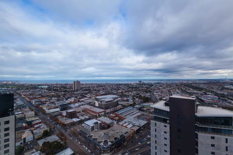 LENA, 2BDR Southbank Apartment - Darwin Holiday 0