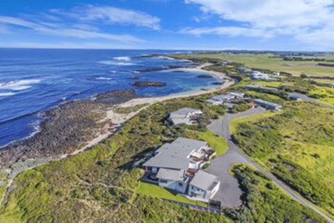 HEARNS BEACHSIDE VILLA 9 - Darwin Holiday 0