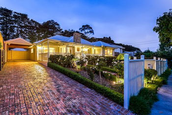 Lovely 5BR House Walk To Train And Shops - Darwin Holiday 1