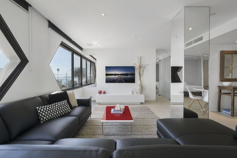 ELAINE, 2BDR St.Kilda Apartment - Darwin Holiday 1