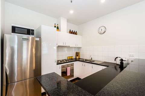 AERIN, 2BDR Melbourne Apartment - Darwin Holiday 6