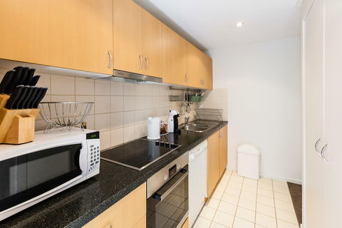 NAOMI, 2BDR South Melbourne Apartment - Darwin Holiday 4