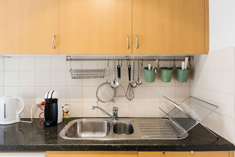 NAOMI, 2BDR South Melbourne Apartment - Darwin Holiday 2