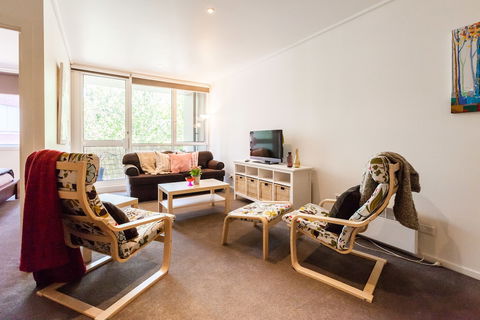 NAOMI, 2BDR South Melbourne Apartment - Darwin Holiday 5