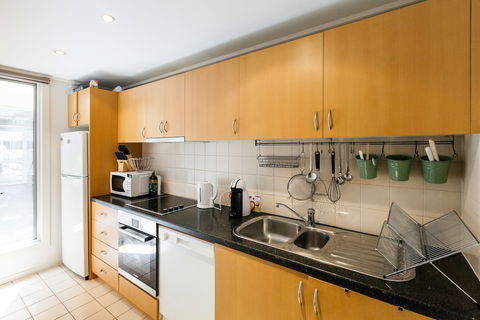 NAOMI, 2BDR South Melbourne Apartment - Darwin Holiday 3