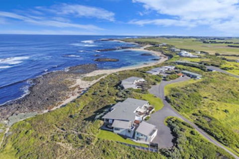 HEARNS BEACHSIDE VILLA 1 - Darwin Holiday 0