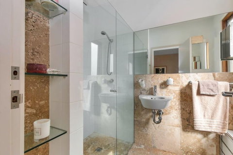 Contemporary Townhouse In Adelaide City - Darwin Holiday 4