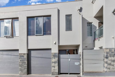 Contemporary Townhouse In Adelaide City - Darwin Holiday 1