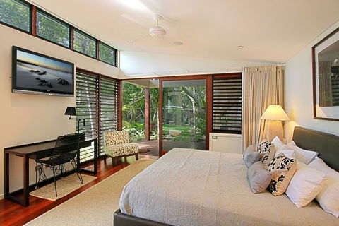 Barefoot At Broken - Darwin Holiday 2