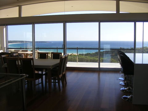 Dew On Lakeview Street - Darwin Holiday 3