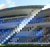 Dew on Lakeview Street - Darwin Holiday