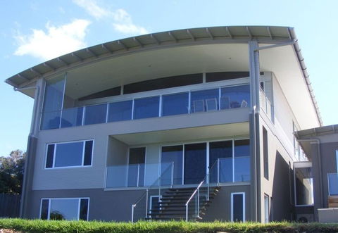 Dew On Lakeview Street - Darwin Holiday 0